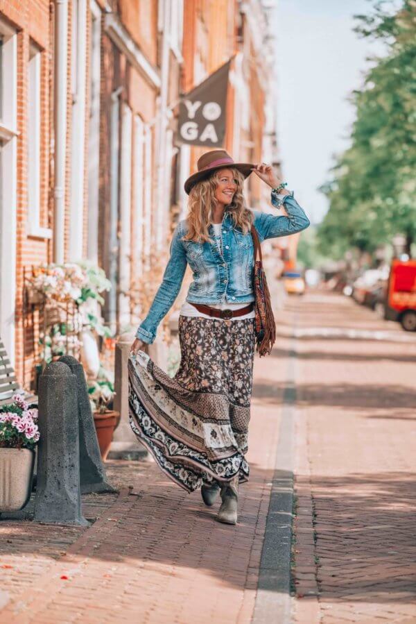 Check out Ibizabohogirl with this vintage inspired boho chic city look